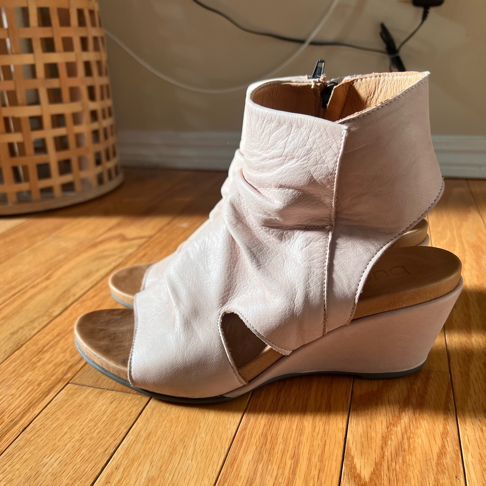 Bueno Blush Pink Leather Open-Toe Wedge Sandals